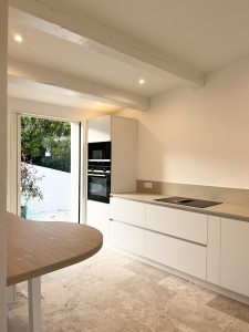 Villa 19.6 Cogolin Golfe de Saint-Tropez Cuisines intérieures extérieures CUISINES INDOOR - OUTDOOR​ Dressings aménagements